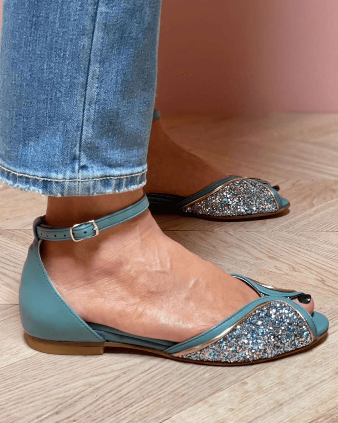 BIANCA | GLOSSY FLAT SANDALS