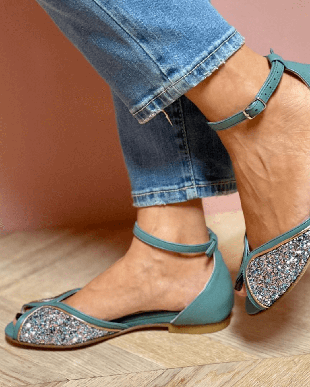BIANCA | GLOSSY FLAT SANDALS